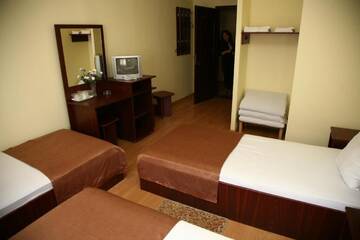 Фото номера Трехместный номер Отель Hotel Dacor г. Орэштие 2