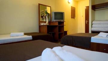 Фото номера Трехместный номер Отель Hotel Dacor г. Орэштие 4